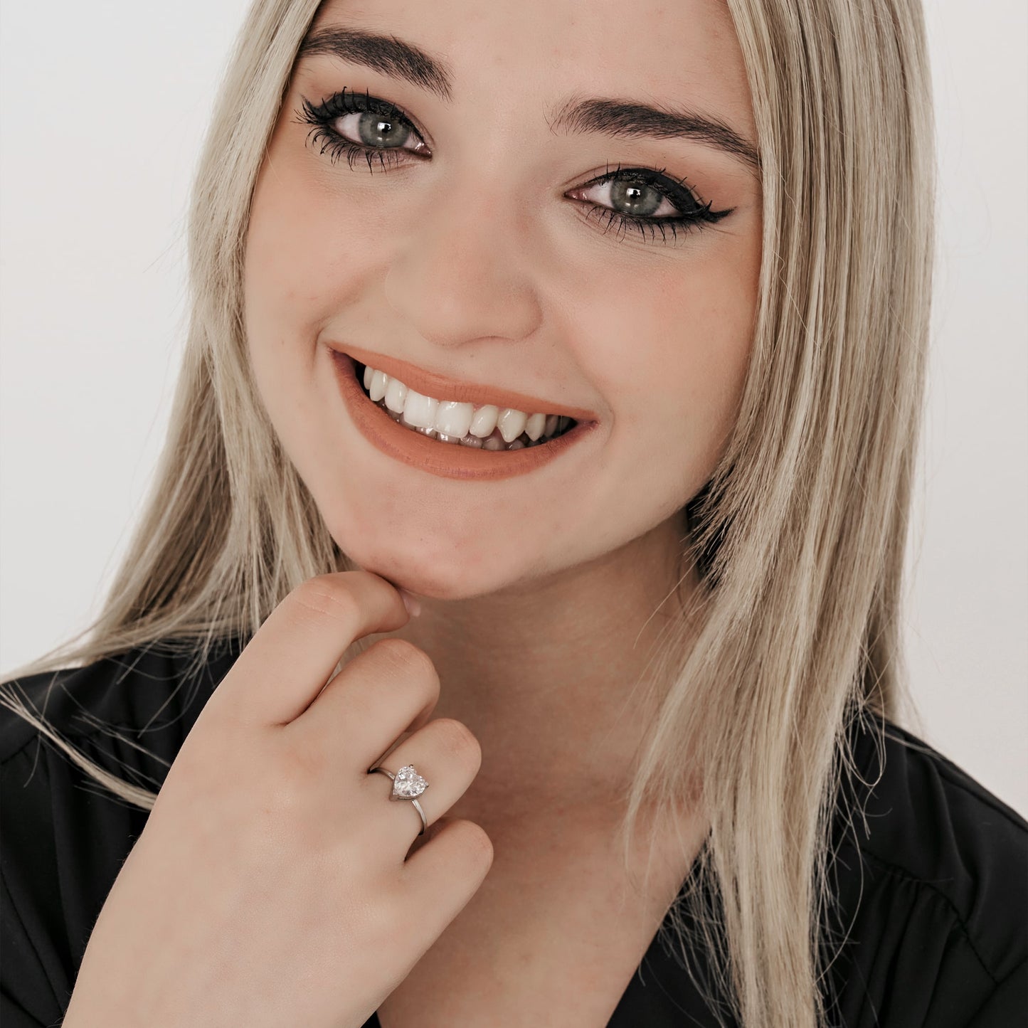 WOMEN'S STEEL RING WITH HEART-SHAPED WHITE CRYSTAL