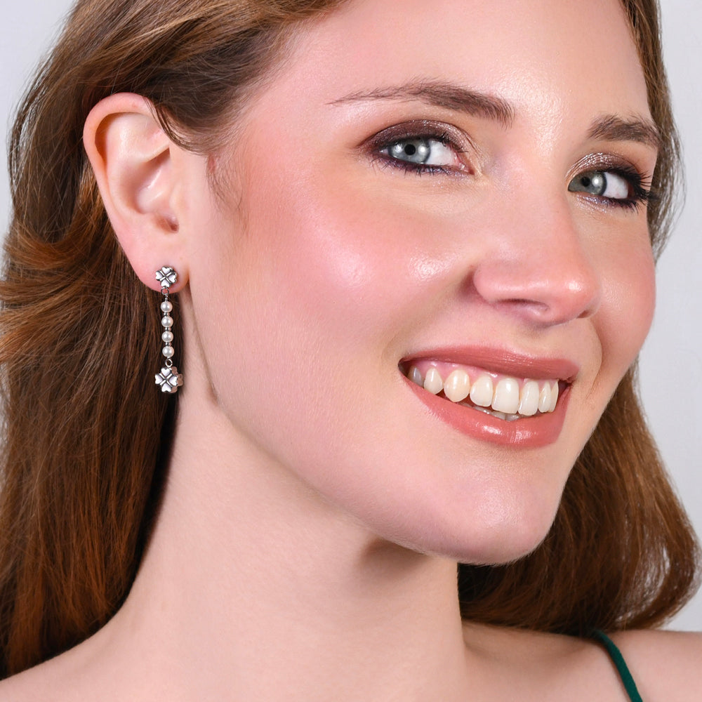 ORECCHINI DONNA CON QUADRIFOGLIO IN ACCIAIO E PERLE BIANCHE