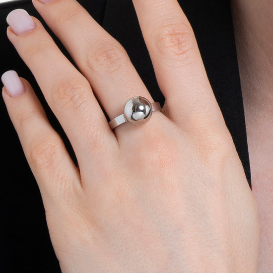 Carica immagine nella Galleria ANELLO DONNA CON SFERA LUCIDA IN ACCIAIO ED ACCIAIO IP GOLD
