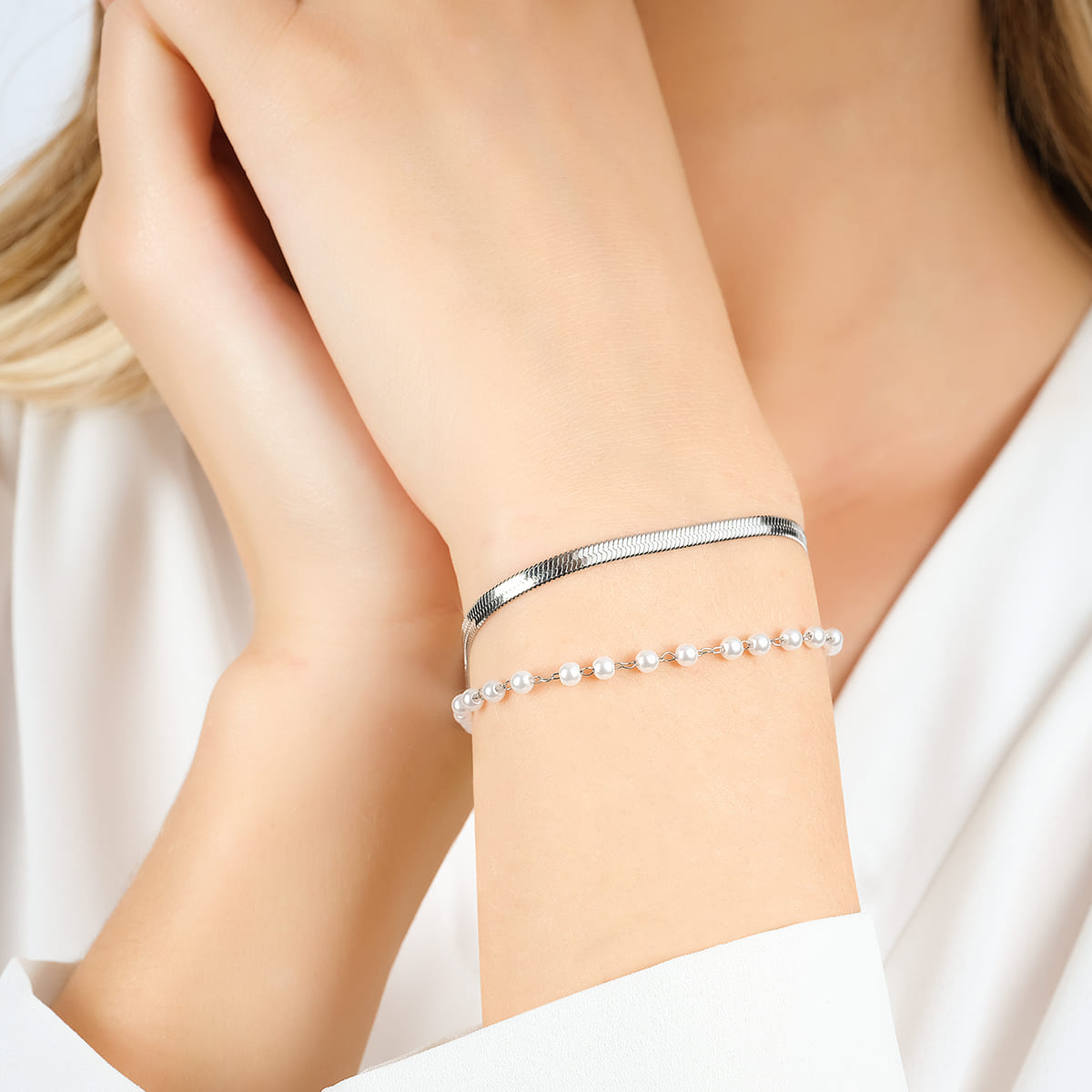 WOMEN'S STEEL BRACELET WITH WHITE PEARLS