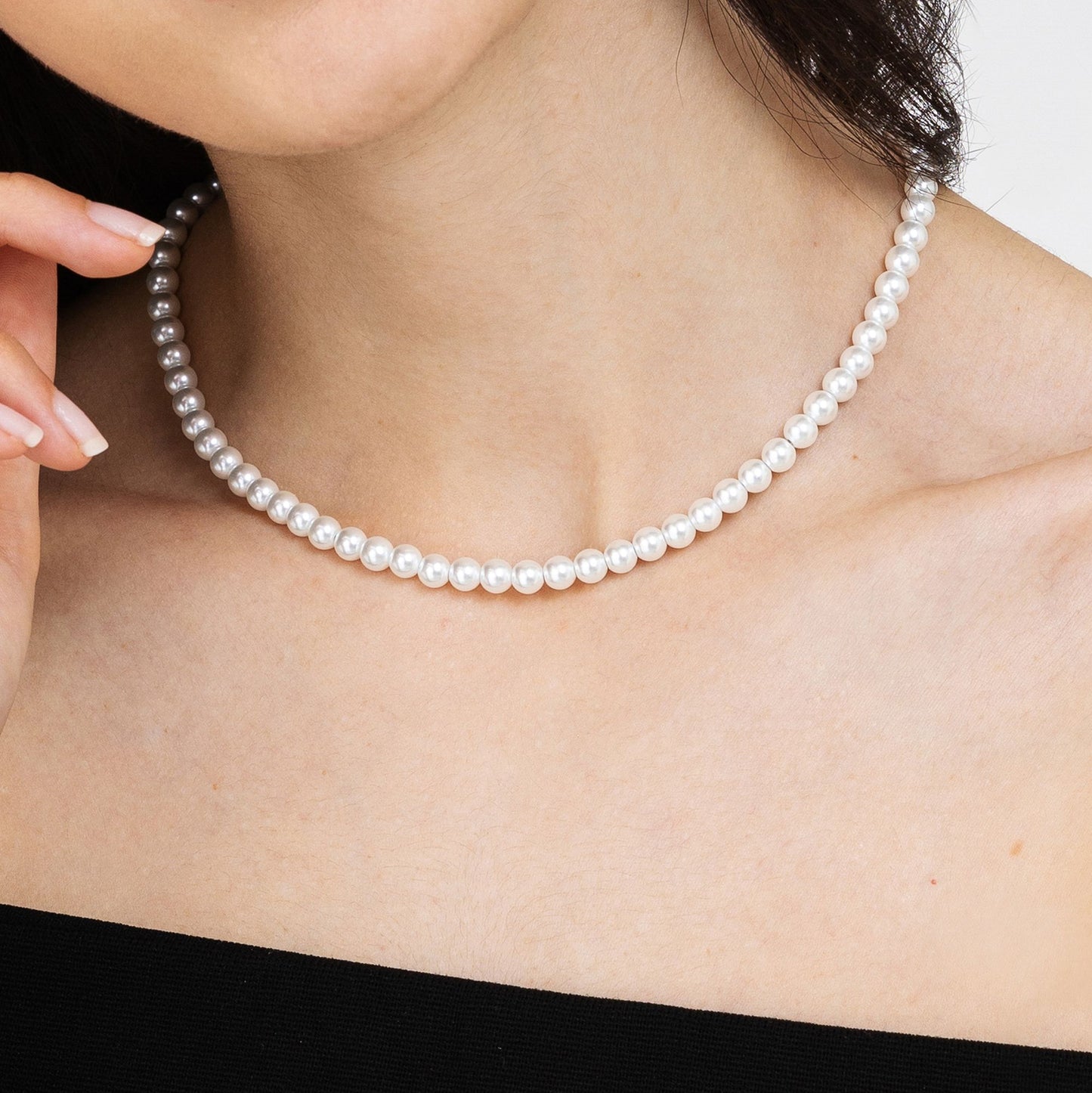 WOMAN'S NECKLACE OF WHITE PEARLS Luca Barra