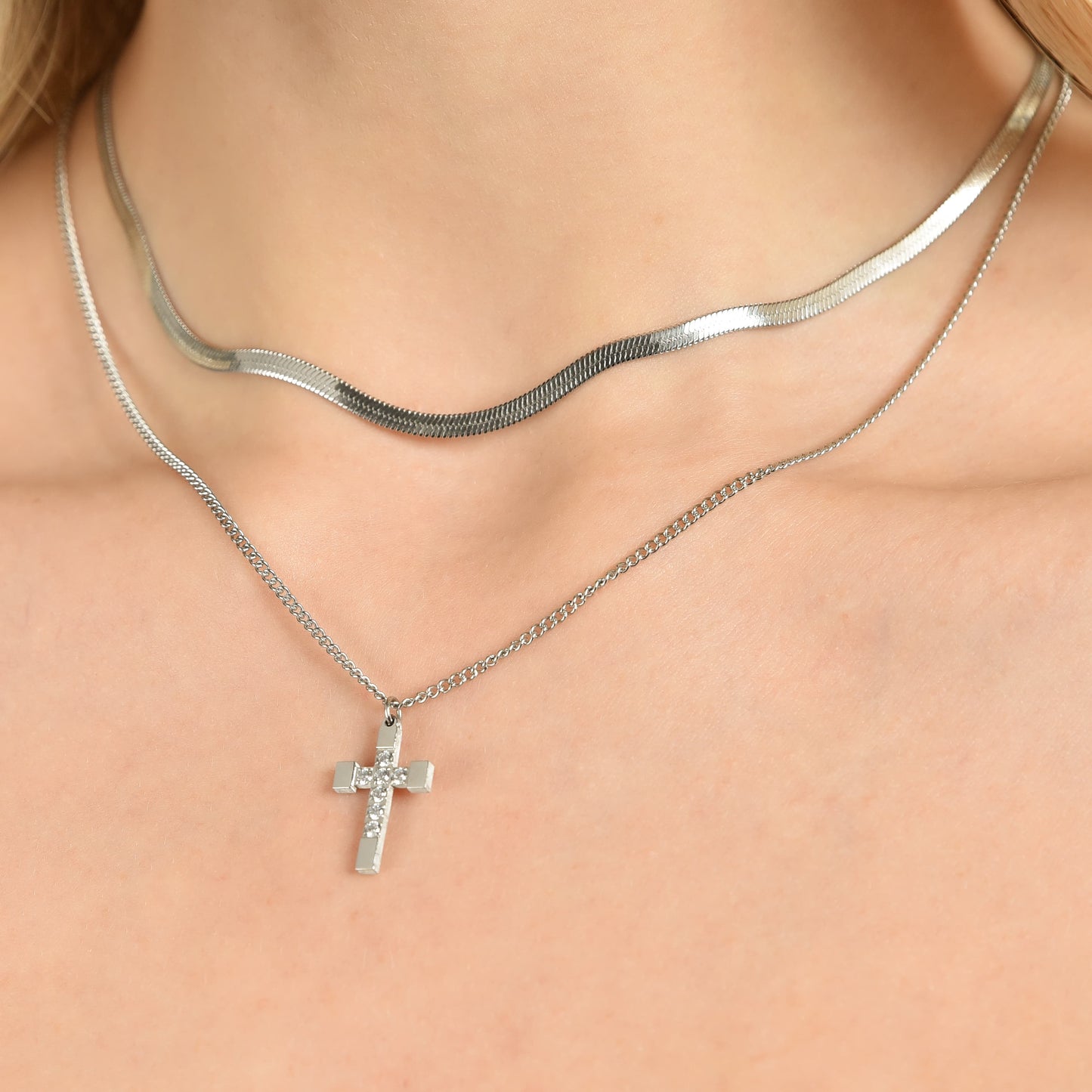 WOMEN'S STEEL CROSS NECKLACE WITH WHITE CRYSTALS