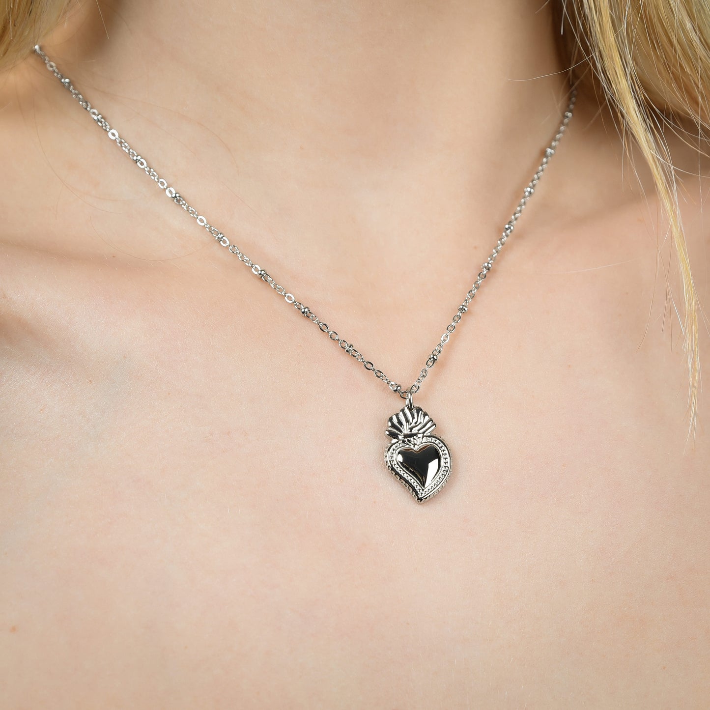 WOMAN STEEL NECKLACE WITH SACRED HEART