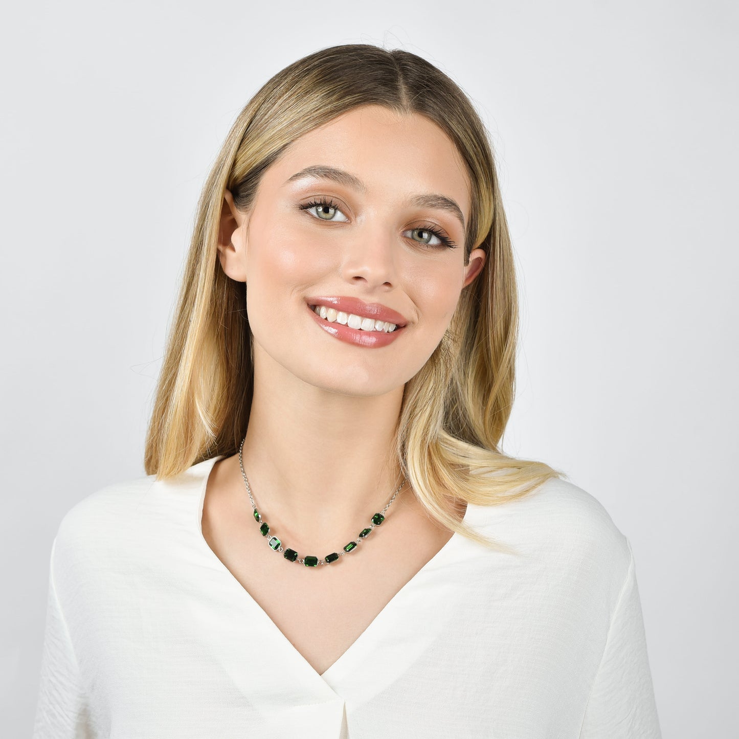 WOMEN'S STEEL NECKLACE WITH GREEN CRYSTALS