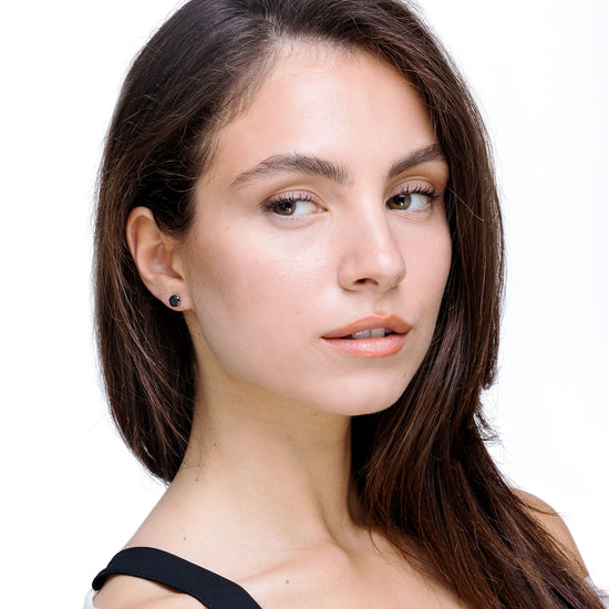 STEEL POINT LIGHT EARRINGS WITH BLACK CRYSTAL